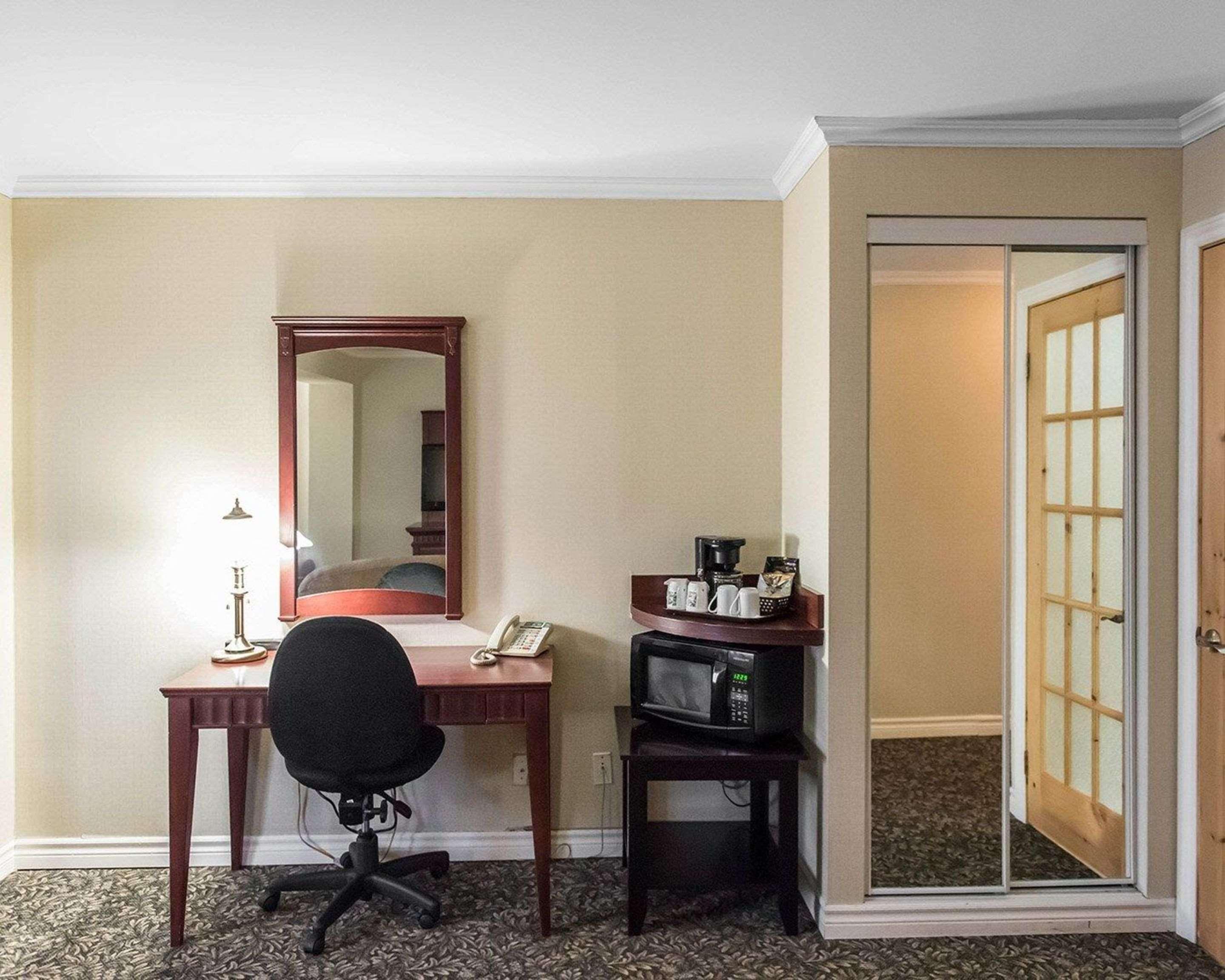Quality Inn Mont-Laurier Bagian luar foto