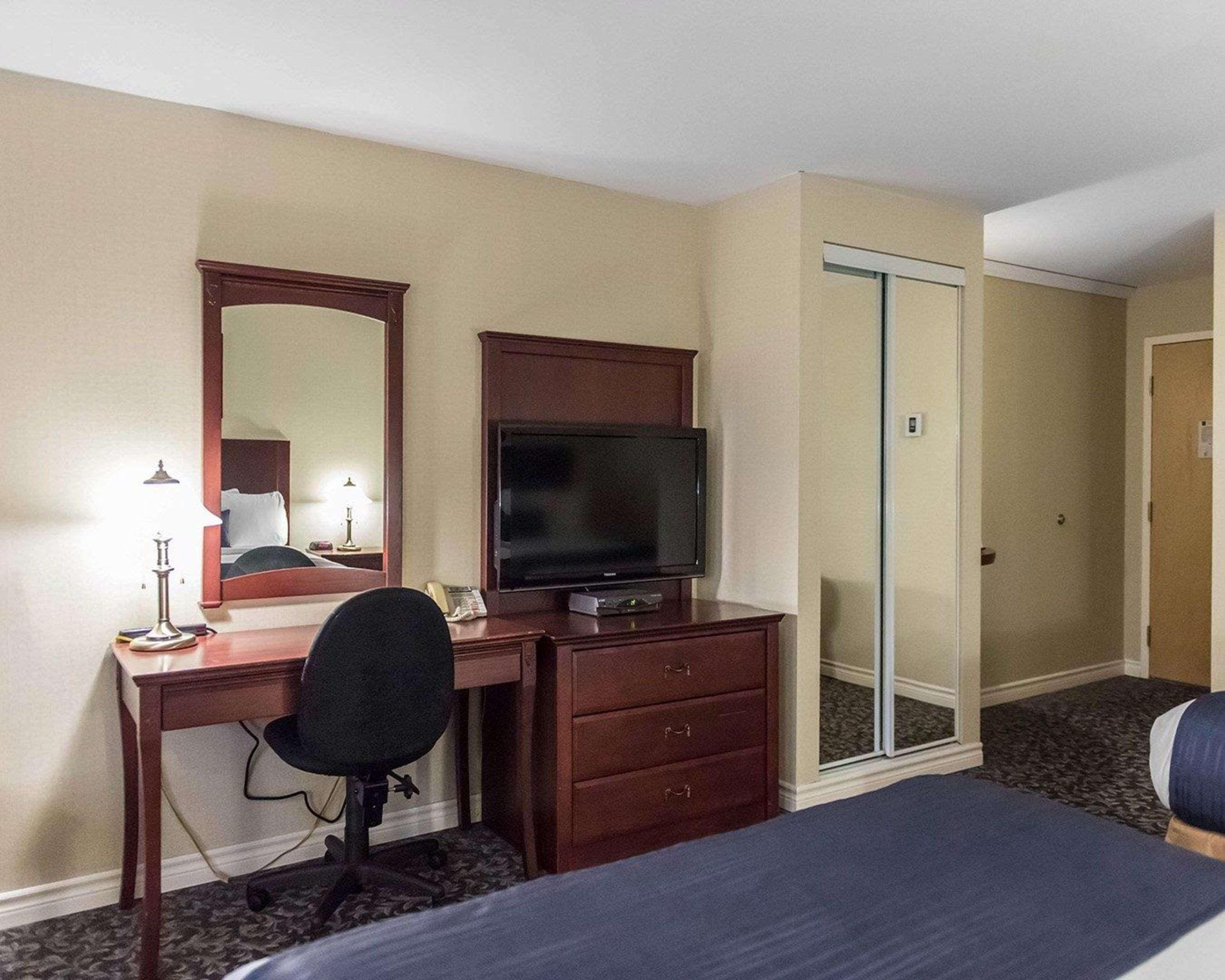 Quality Inn Mont-Laurier Bagian luar foto