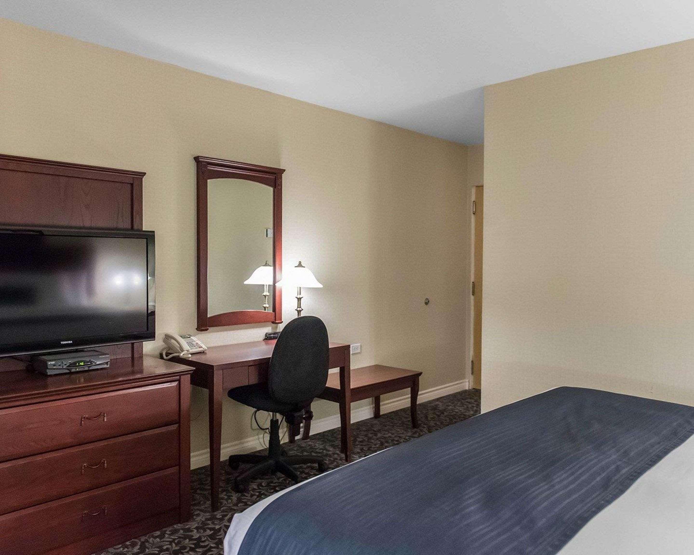 Quality Inn Mont-Laurier Bagian luar foto