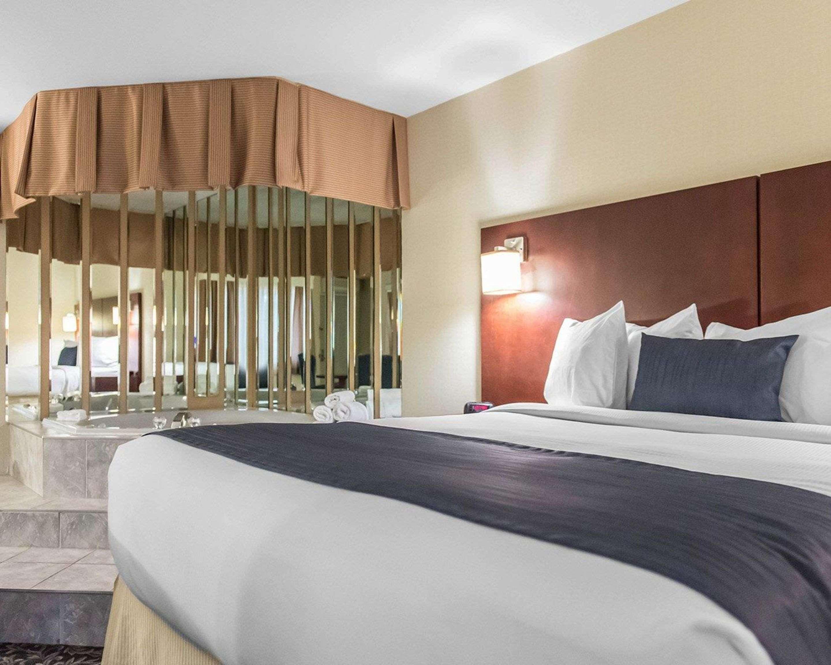 Quality Inn Mont-Laurier Bagian luar foto