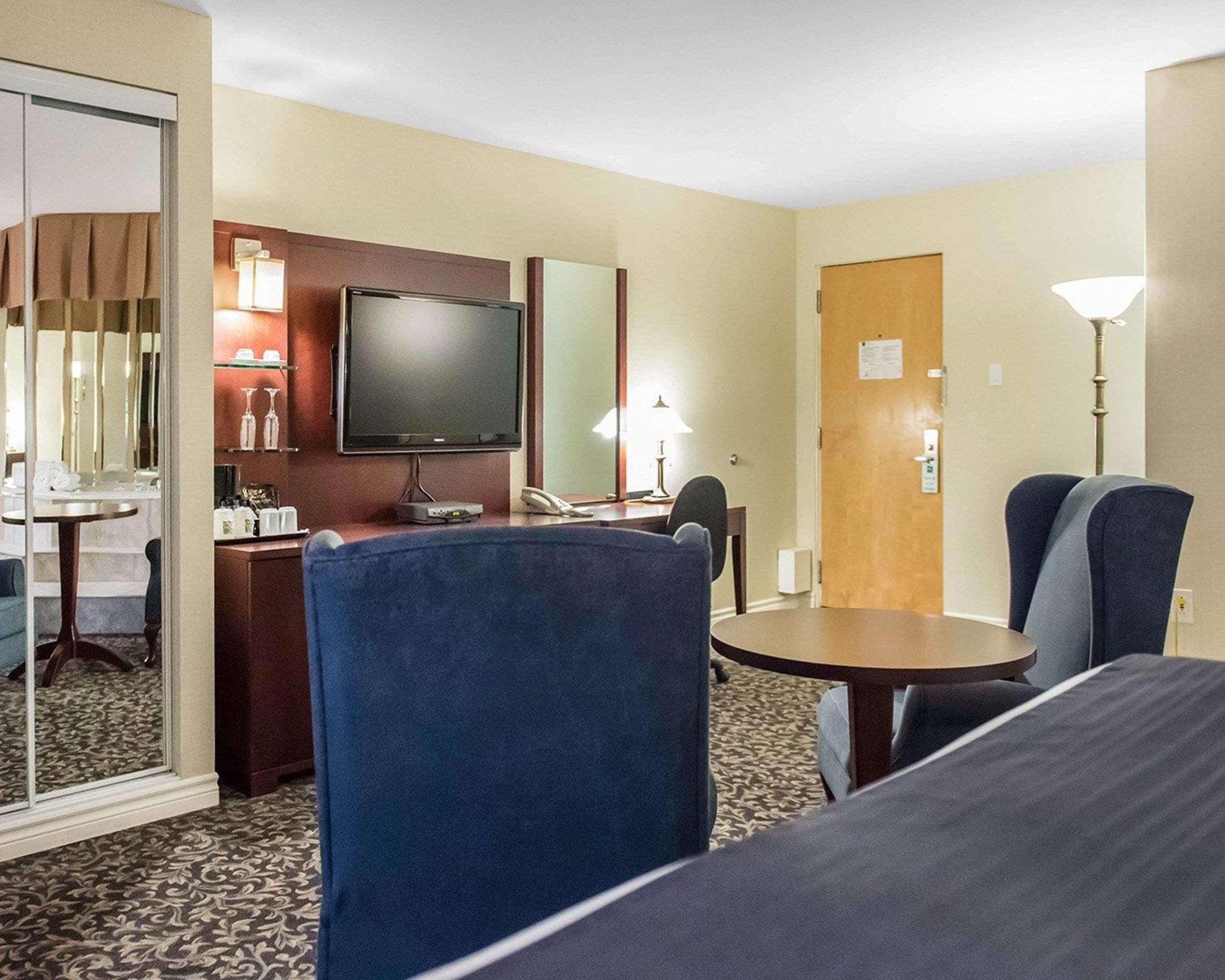 Quality Inn Mont-Laurier Bagian luar foto