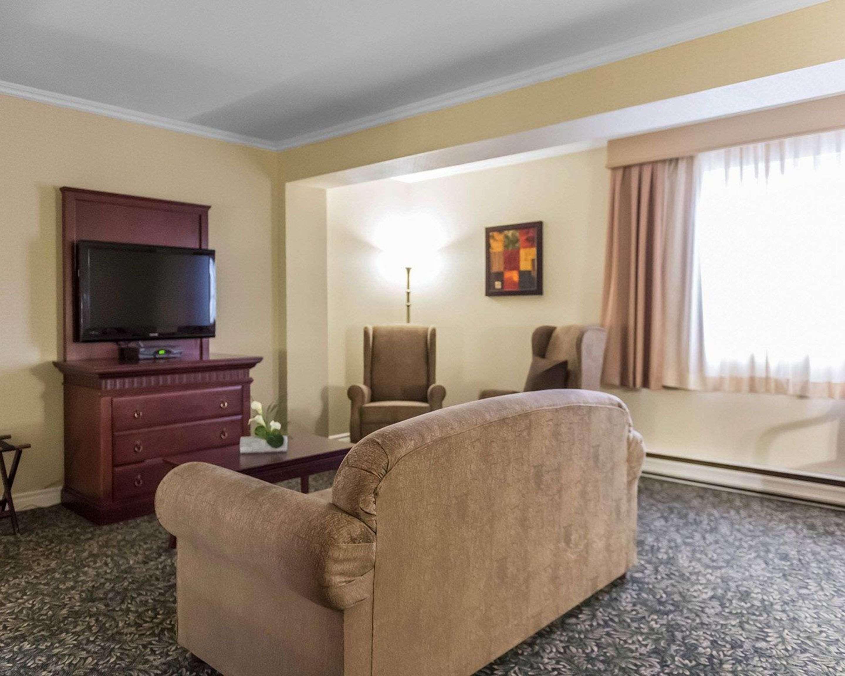 Quality Inn Mont-Laurier Bagian luar foto