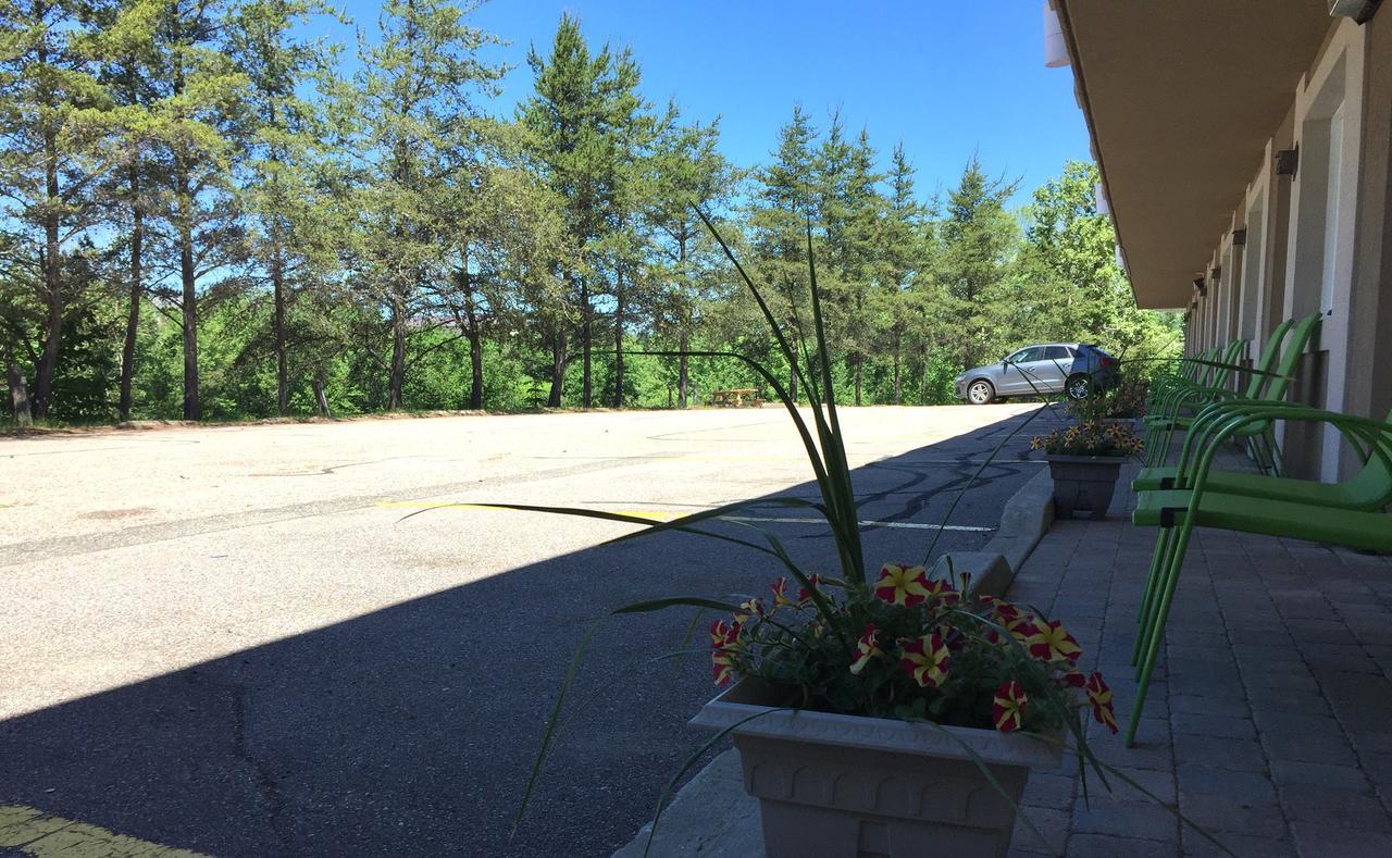 Quality Inn Mont-Laurier Bagian luar foto
